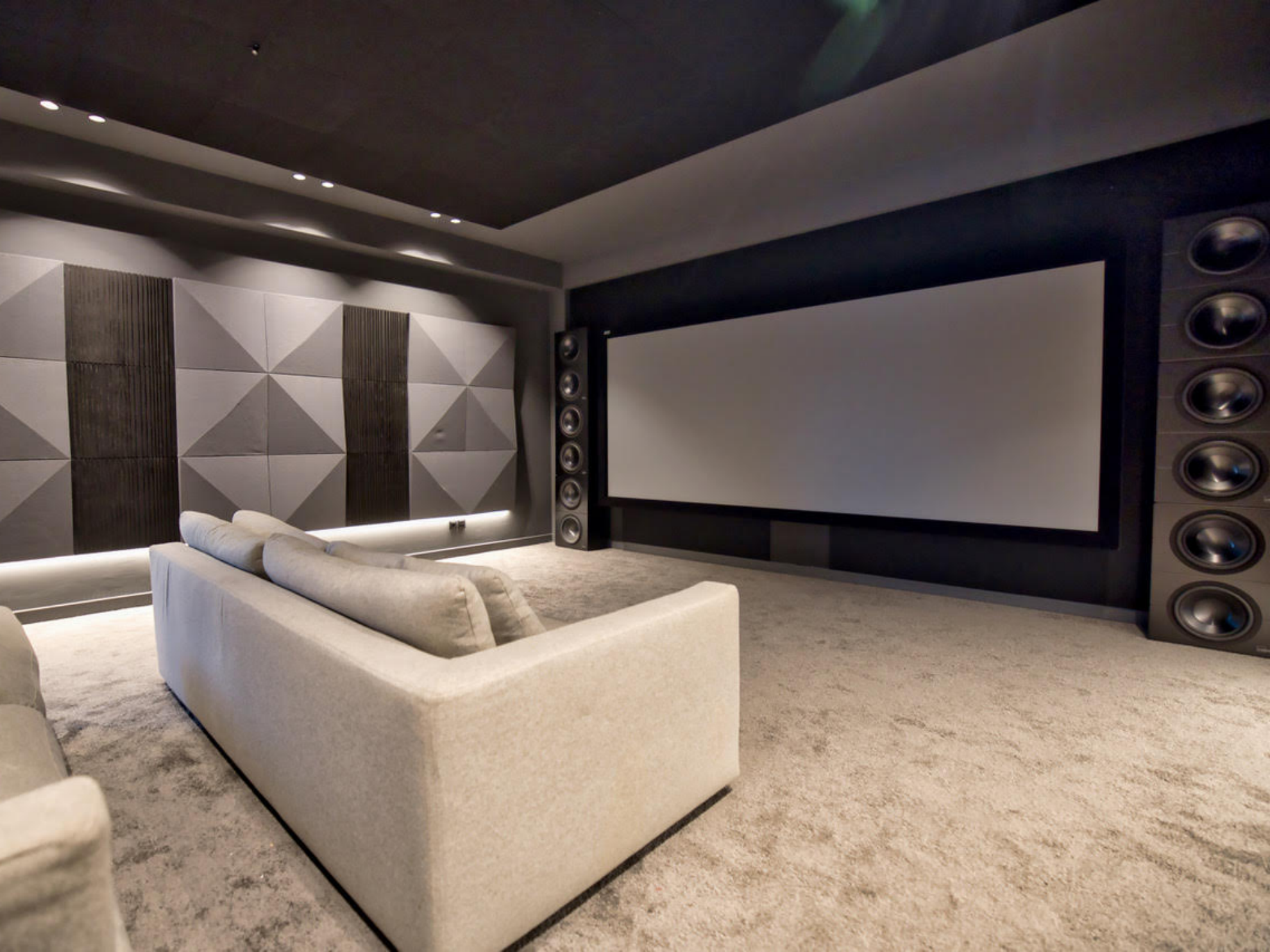 Immerse yourself in the exclusive Anquan AV world and explore the endless possibilities and excellence of premium audio-visual systems that will elevate your home theatre. 