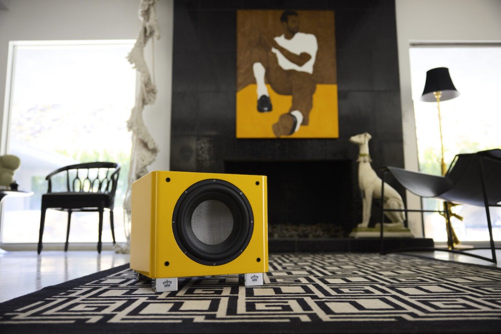 REL T/9x SE Subwoofer Yellow in living room