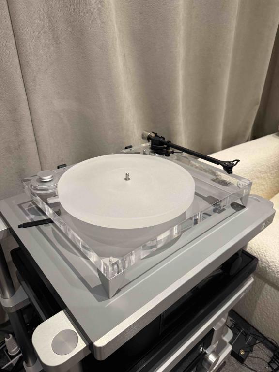 Picture of Goldnote Valore 425 Plus Acrylic turntable and B-5 tonearm, ex-demo